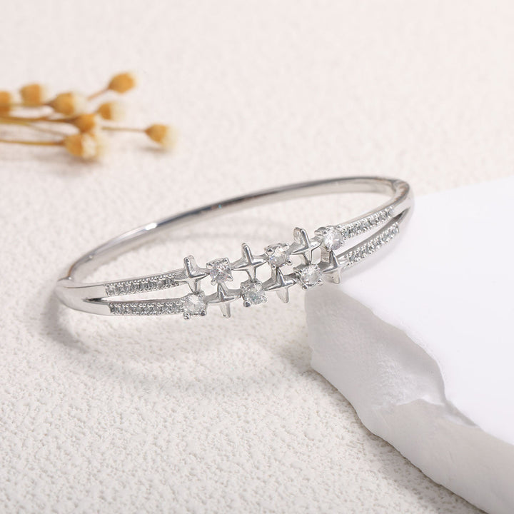 Women's bangle with elegant infinity pattern and sparkling zirconia Tom Cottons
