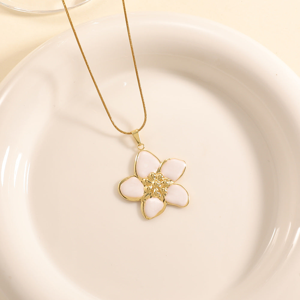 Women’s necklace with elaborately designed flower pendant Tom Cottons