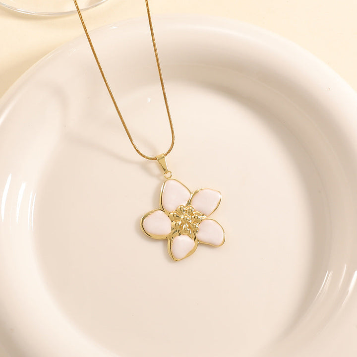 Women’s necklace with elaborately designed flower pendant Tom Cottons