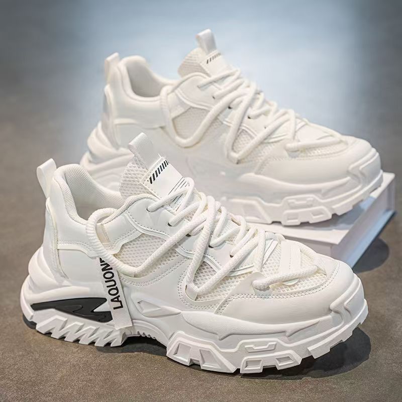 Women's sporty sneakers with a robust profile and breathable upper material